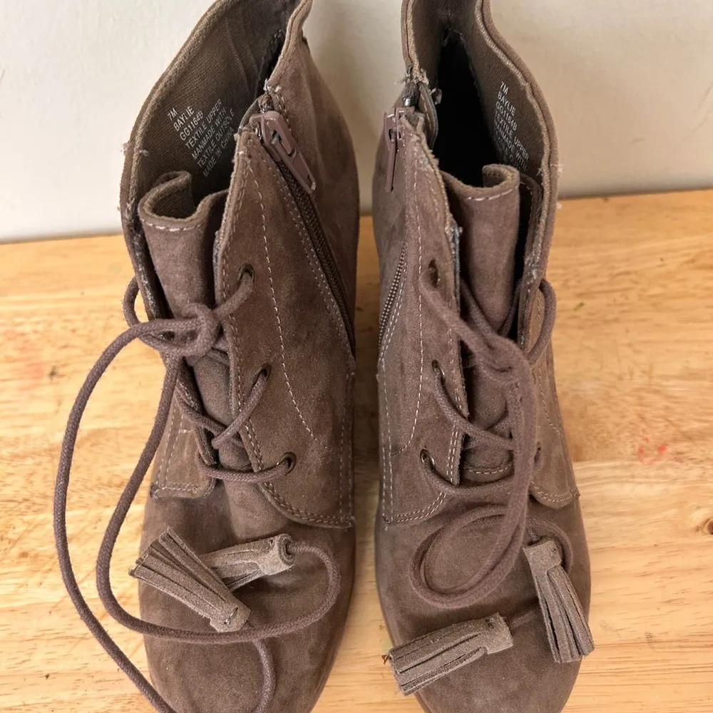 Mia Baylie Brown Suede Wedge Booties with Lace-Up Detail size 7M‎ - Image 8