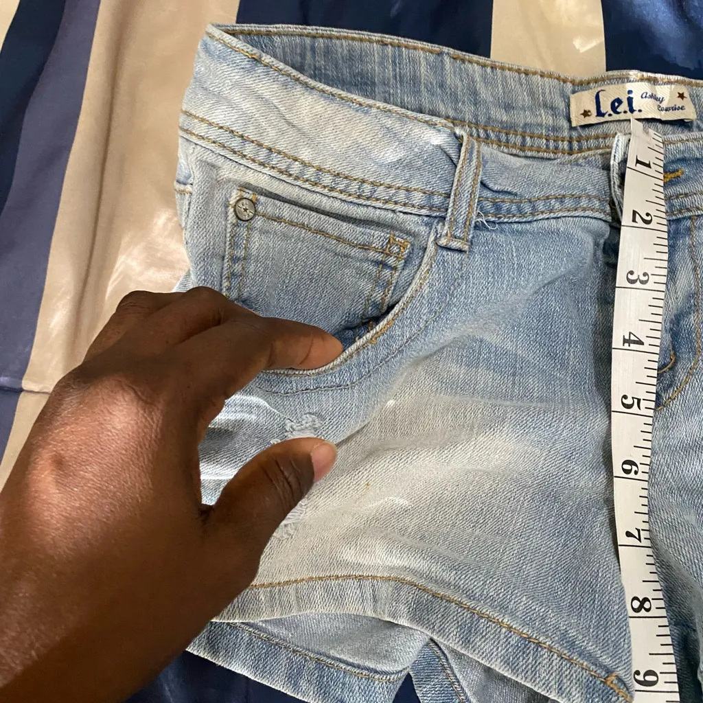LEI Ashley Lowrise (junior) non stretch Light Blue Distressed Jean Shorts Size undefined - Image 8