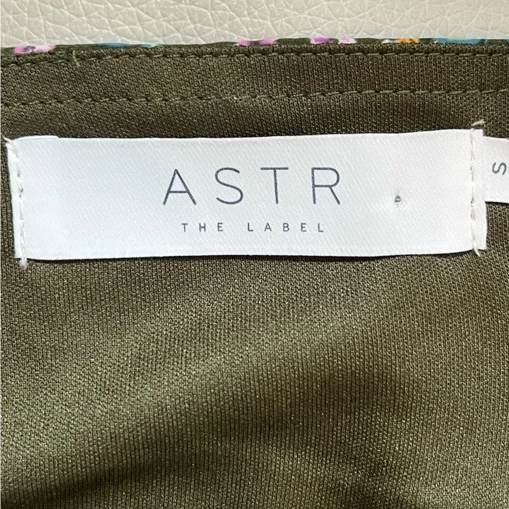 ASTR The Label Olive Lilac Ditsy Floral Puff Sleeve Crop Top - Size S - Image 5