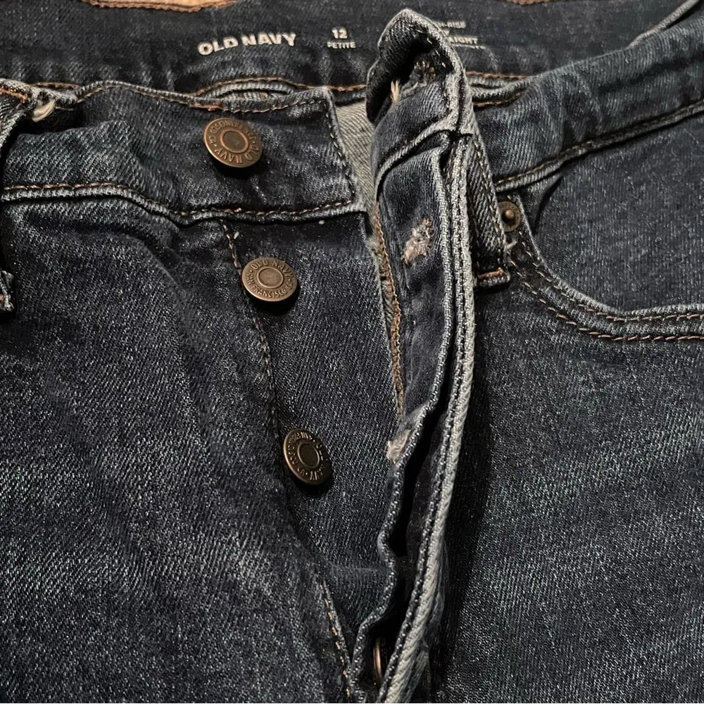 OLD NAVY High-Rise Curvy Straight Secret-Slim Pockets Cropped Mom Jeans PETITE - Image 6