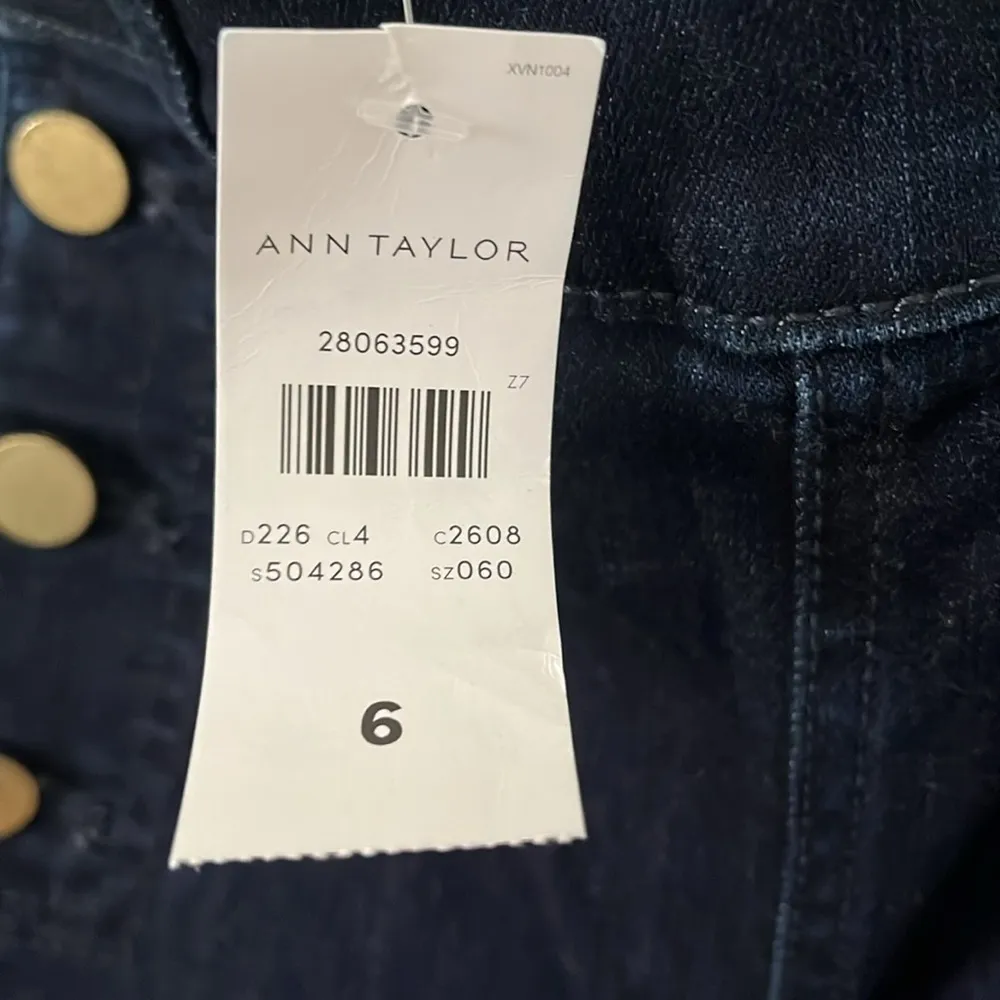 Ann Taylor the skinny with gold button details in size 6 in dark wash - Image 5