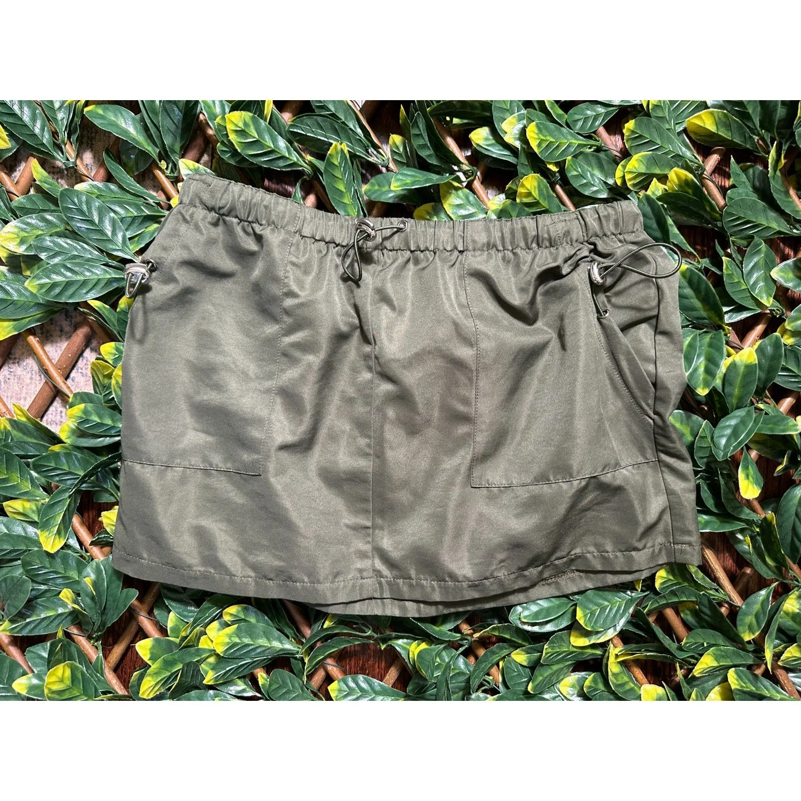 Edikted Green Cargo Mini Skirt Size Medium - Image 4