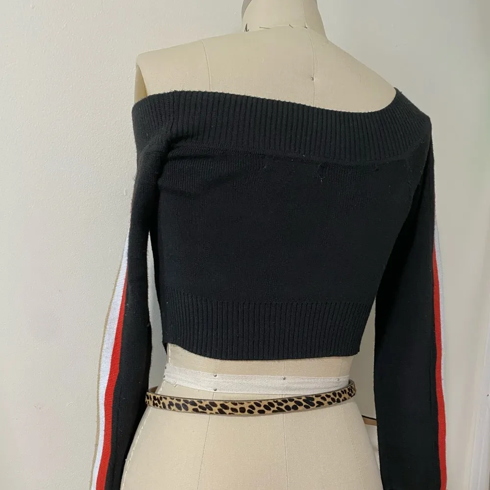 LF Cropped Off the shoulder Sweater - Image 6