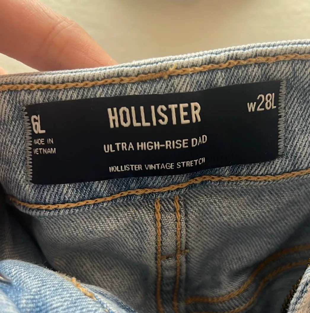 Hollister Jeans Dad Ultra High-Rise Light Wash Ripped - Image 2