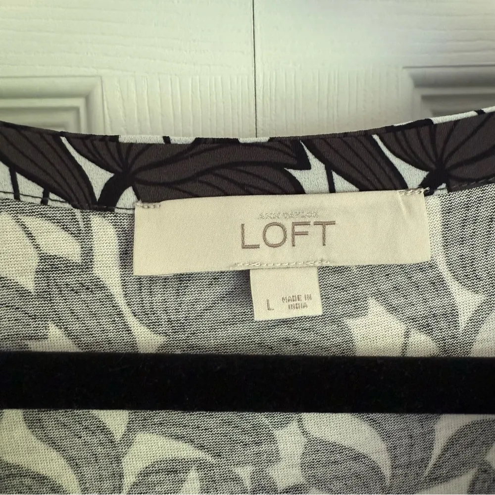 Ann Taylor LOFT Black & White Floral Flowy Sleeveless Blouse‎ size L 100% Rayon - Image 8