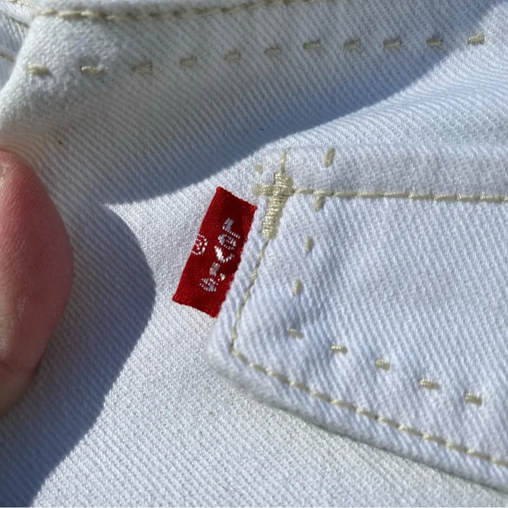 Women’s Levi’s 545 Off White Denim Shorts - Image 5