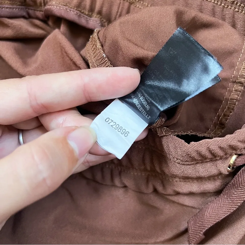 Joie • pull on pants tapered leg brown knit drawstring waist split hem jogger - Image 6