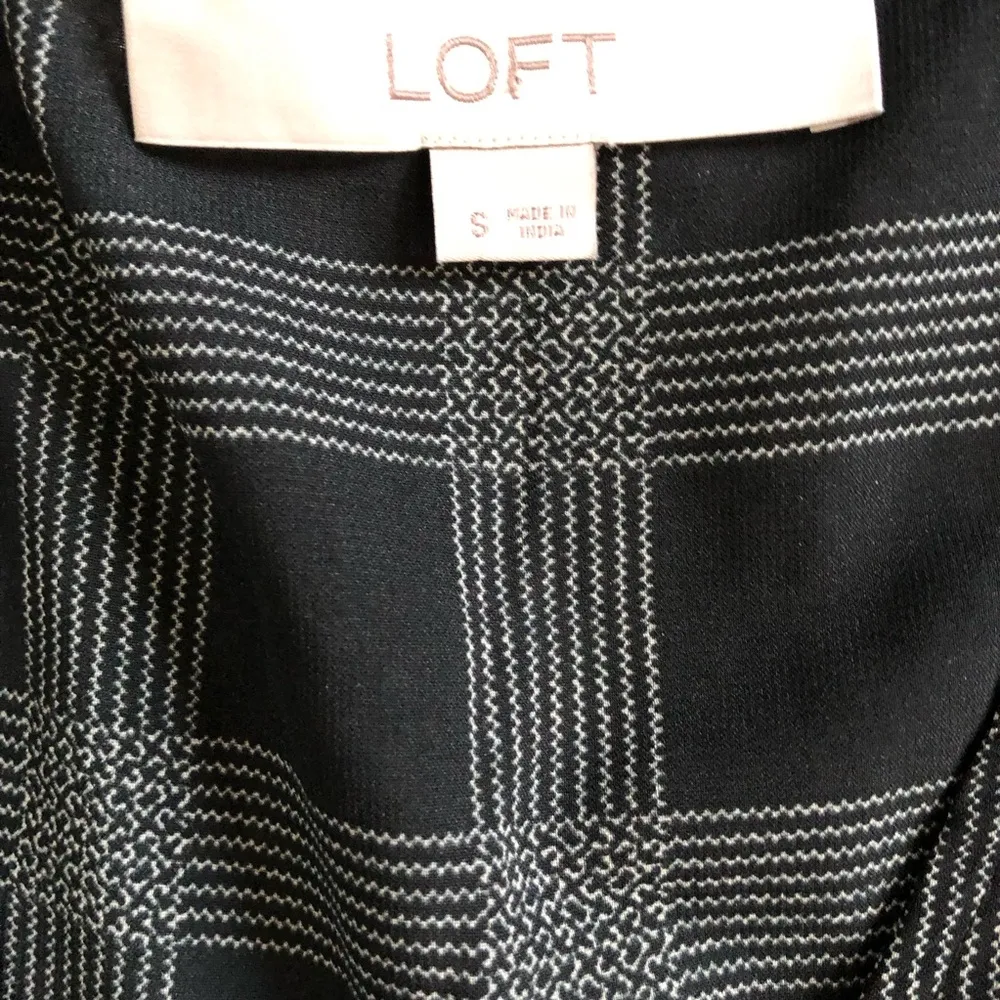 Loft black plaid ruffle front v neck blouse sz small - Image 9