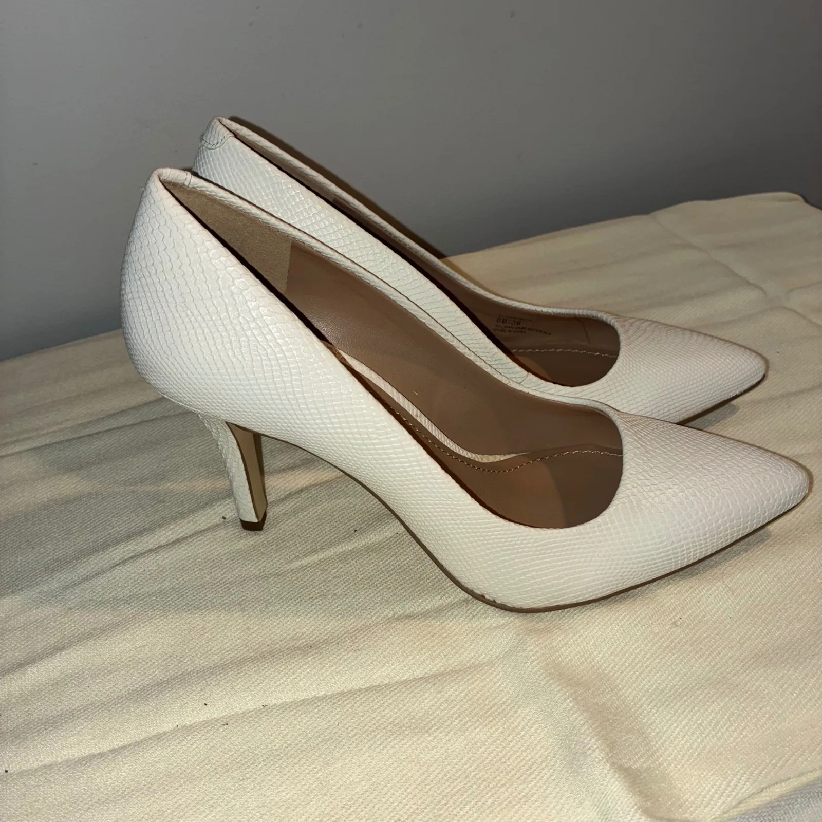 BCBGeneration Gaminkha White Snake Embossed Pointed Toe High‎ Heel Pumps Party - Image 5