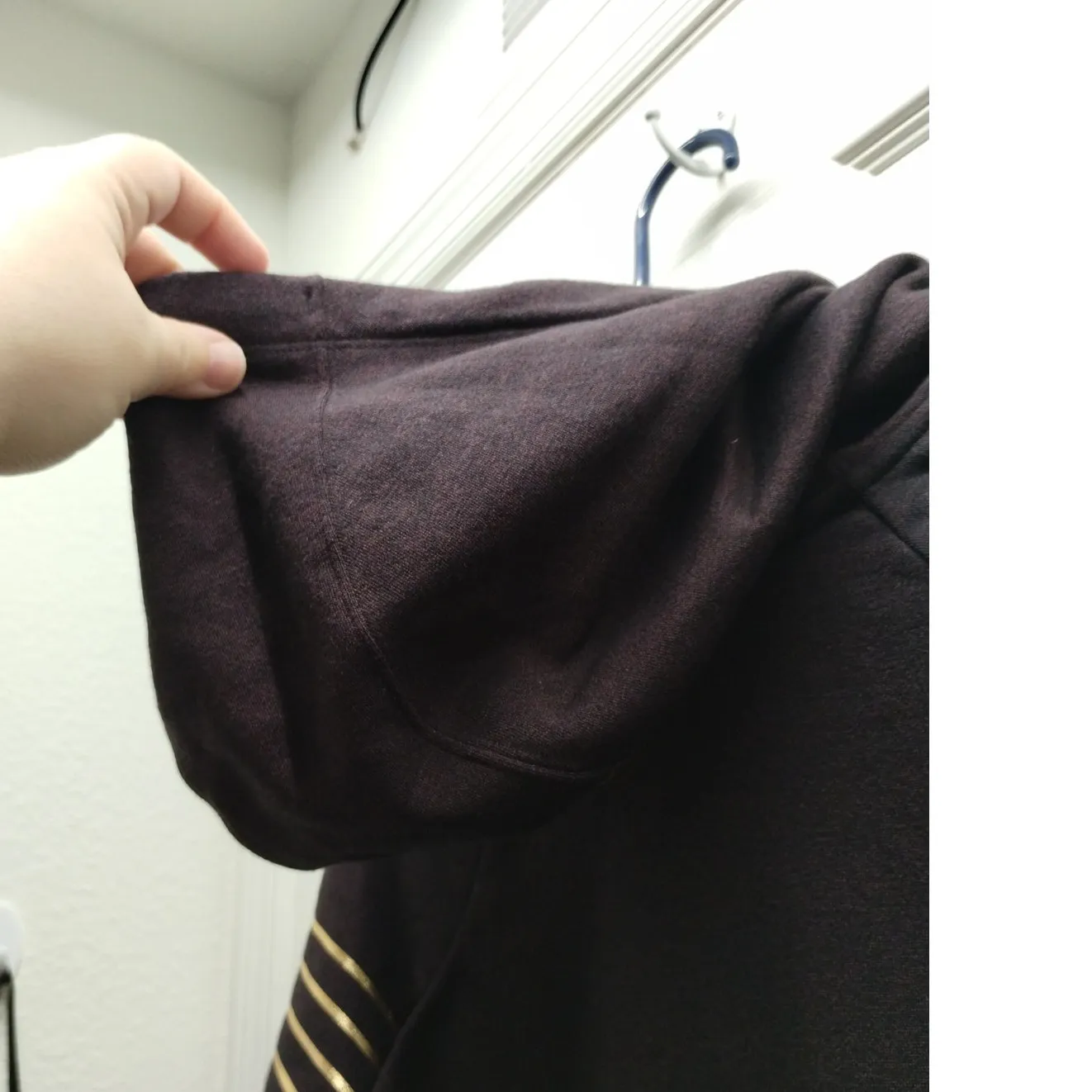 Under Armour Unisex Size Small Threadborne Loose Burgandy Gold Stripe Hoodie - Image 7