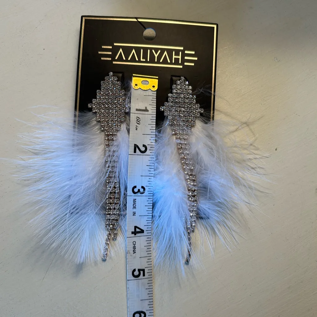 NWT Aaliyah gold tone bling rhinestone dangle white feather stud earrings - Image 6