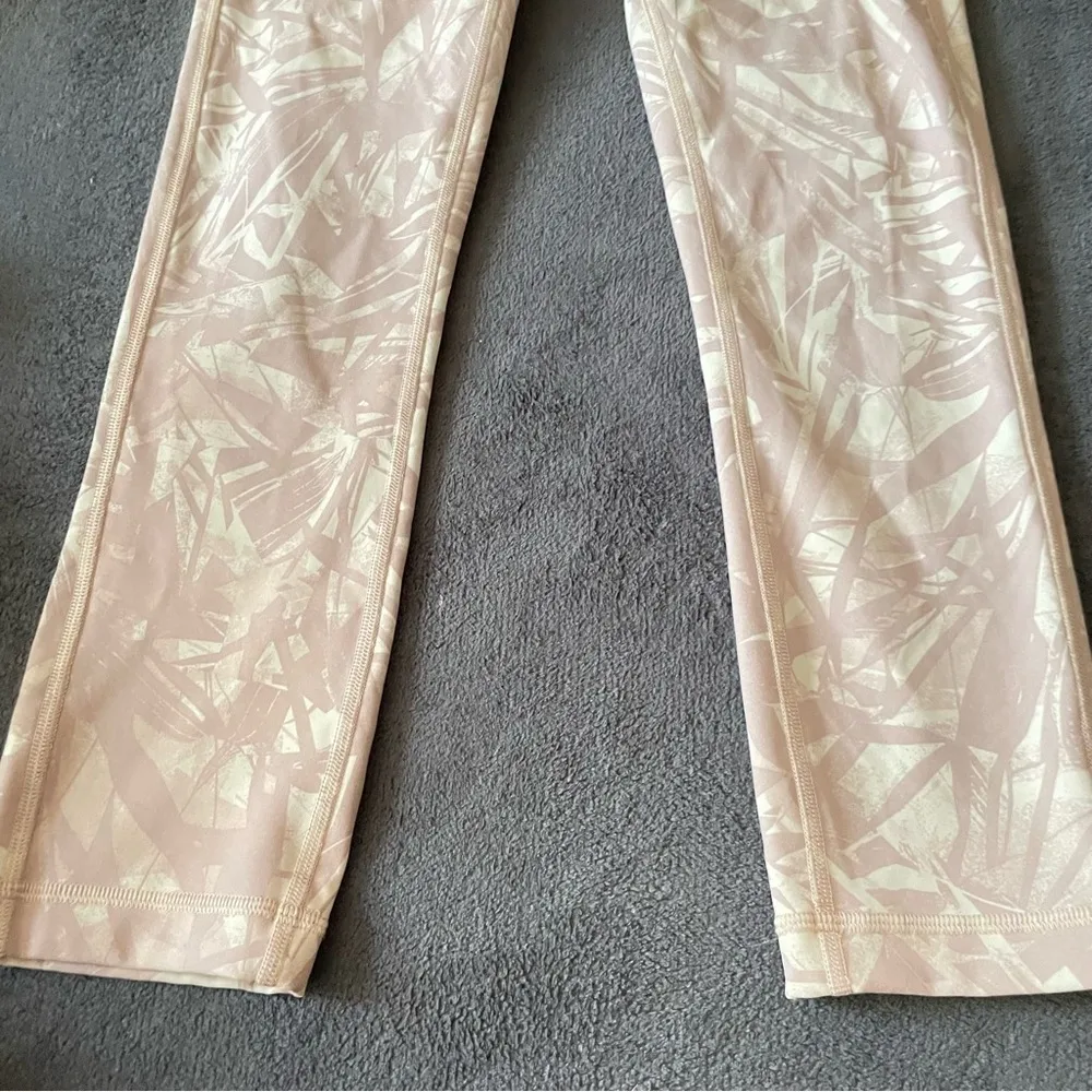 Lululemon Wunder Under Crop Luxtreme 21” in Shadow Leaf Ivory Muse Size 2 - Image 9