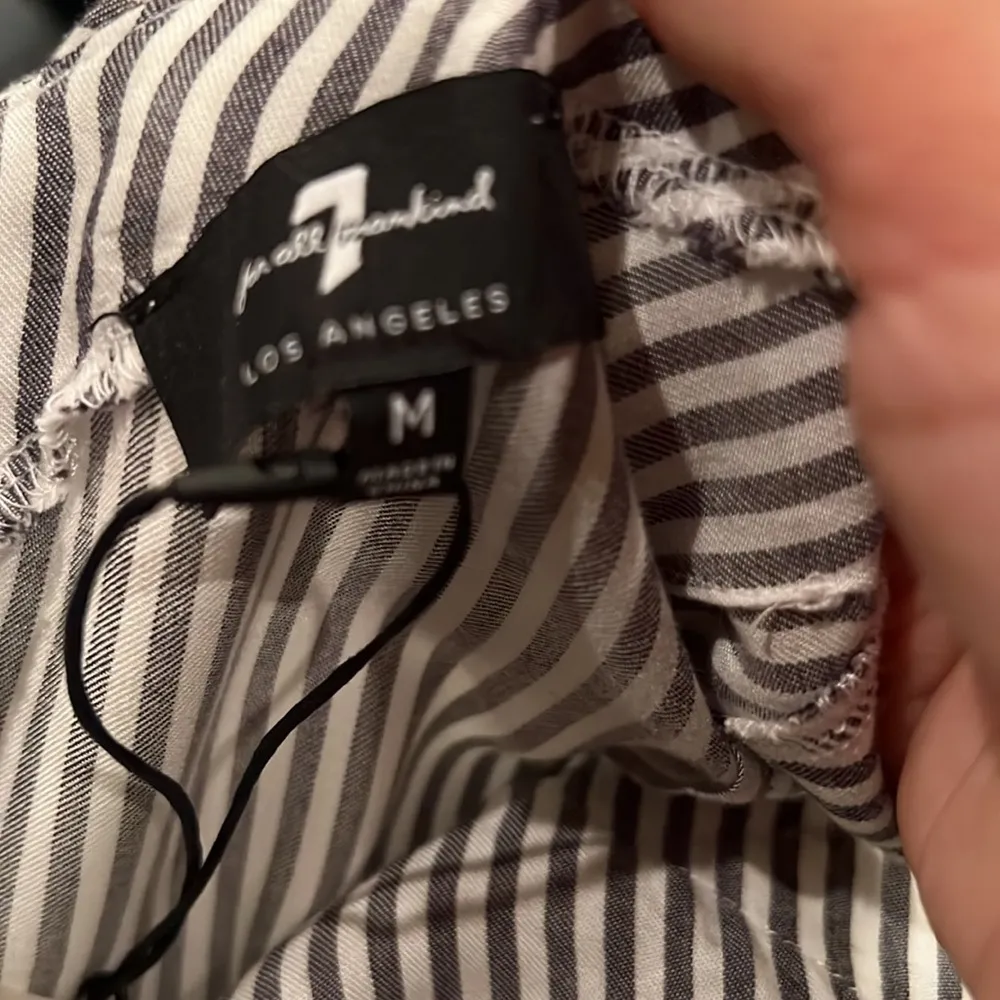 NWT 7 for All Mankind Button Down Size Médium - Image 4