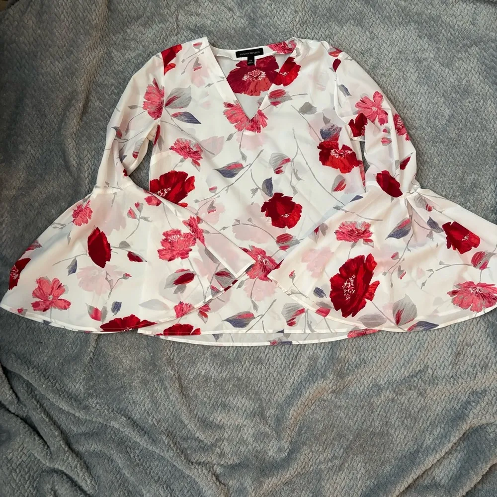 Banana republic xs white bell sleeve 3/4 floral print top - Image 9
