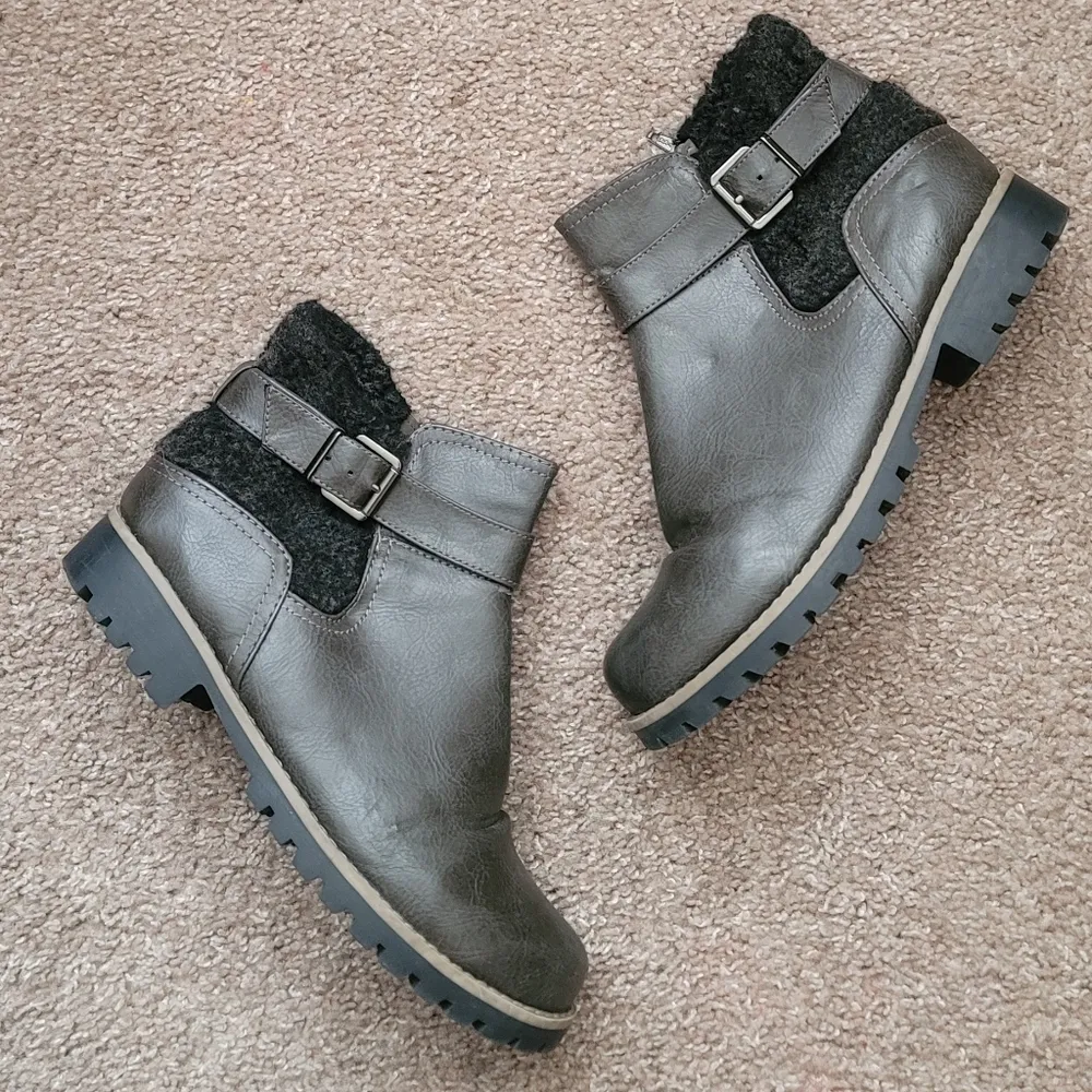 Cliffs by White Mountain Short Almond Toe Gray Faux Fur Leather Boots 9 - Image 2