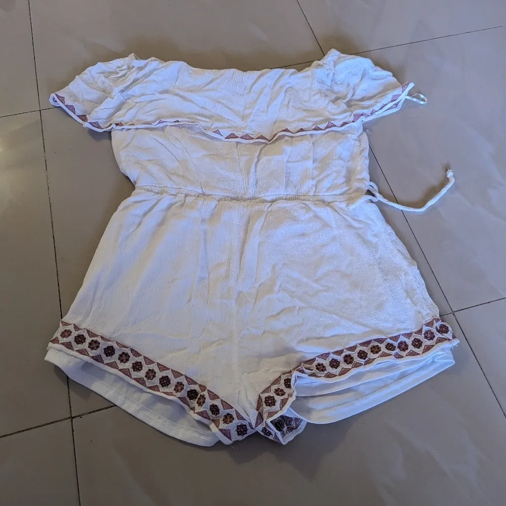 Lulus Ivory Oaxaca Embroidered Off Shoulder Romper short size M beach summer - Image 3