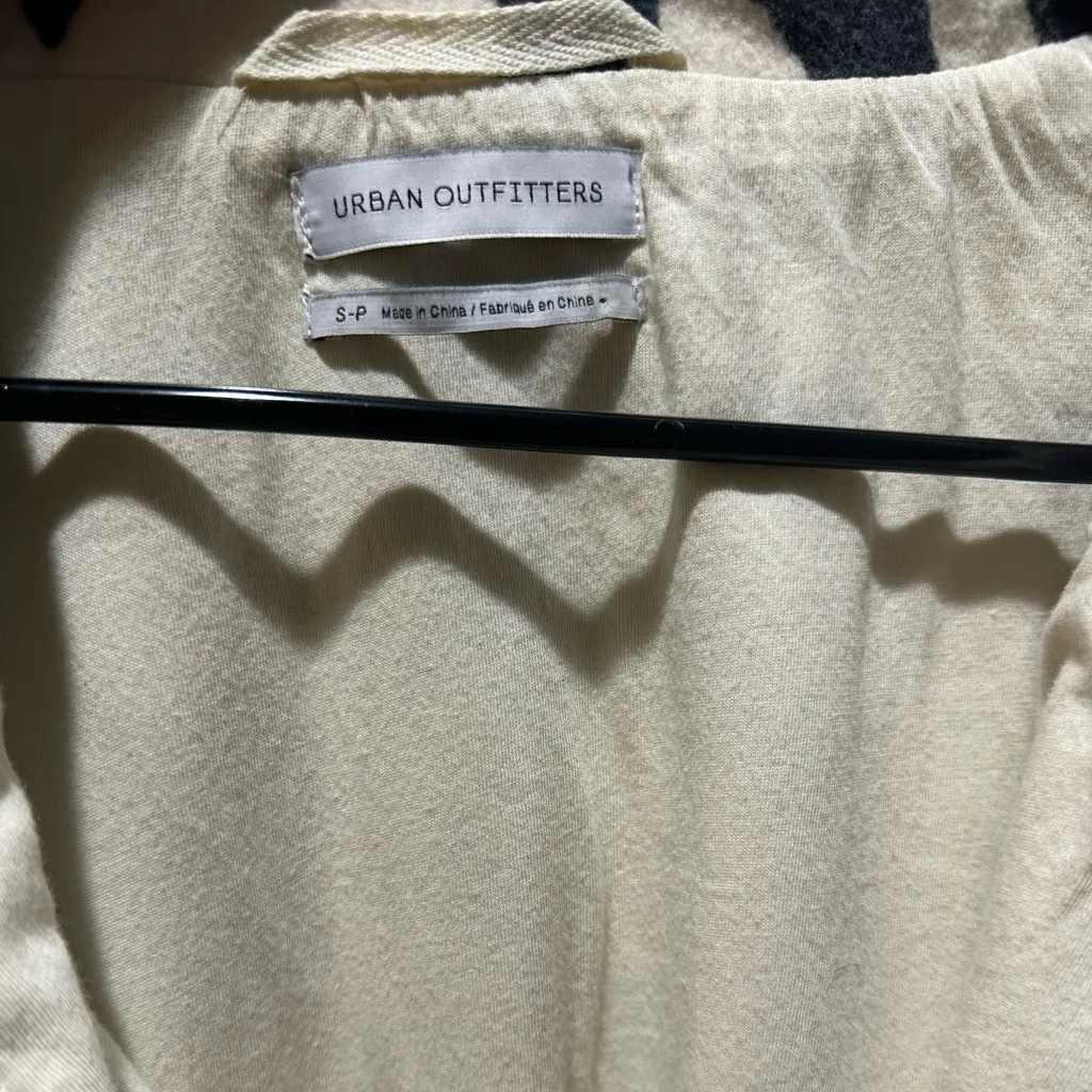 NWOT Urban Outfitters Olivia sun printed jacket - Image 4