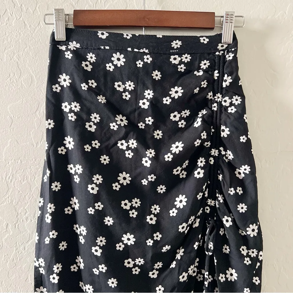 Hollister Black & White Floral High-Rise Cinched Midi Skirt - Image 2