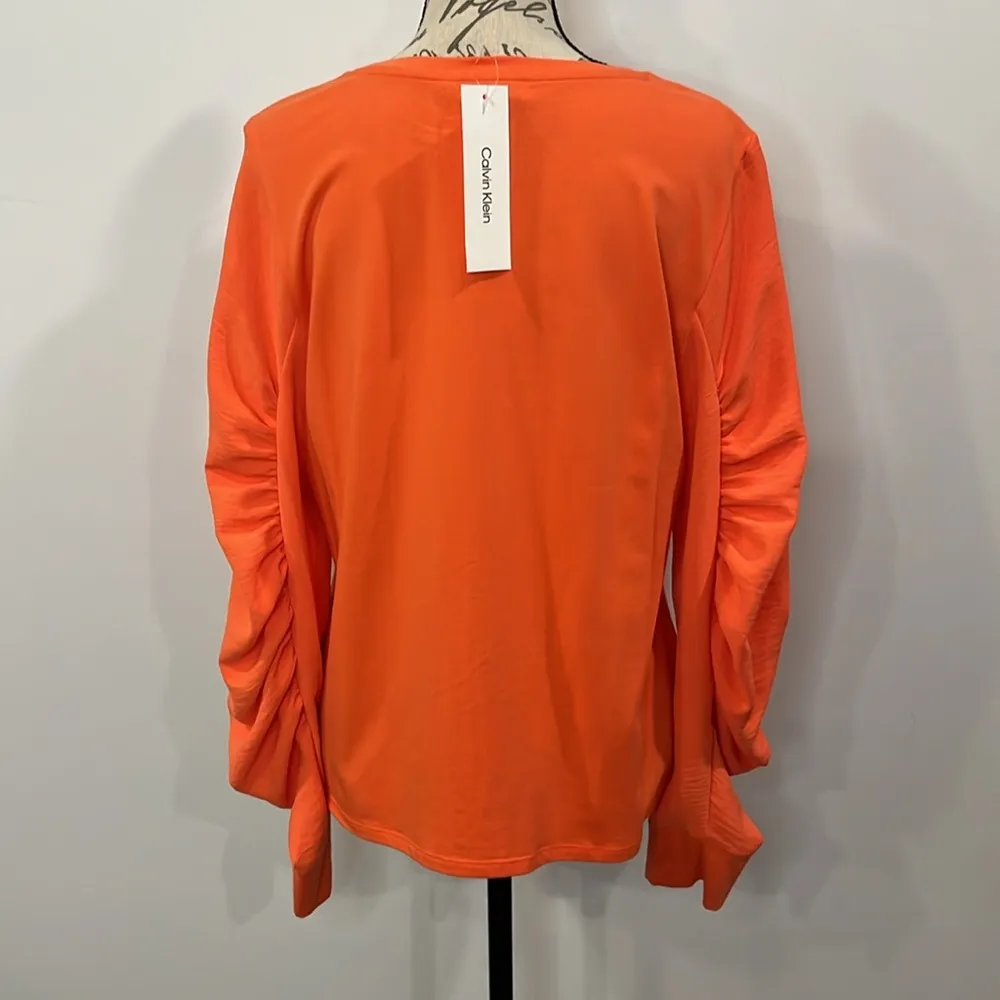 NWT Calvin Klein stretch knit top with ruched chiffon sleeves M - Image 2