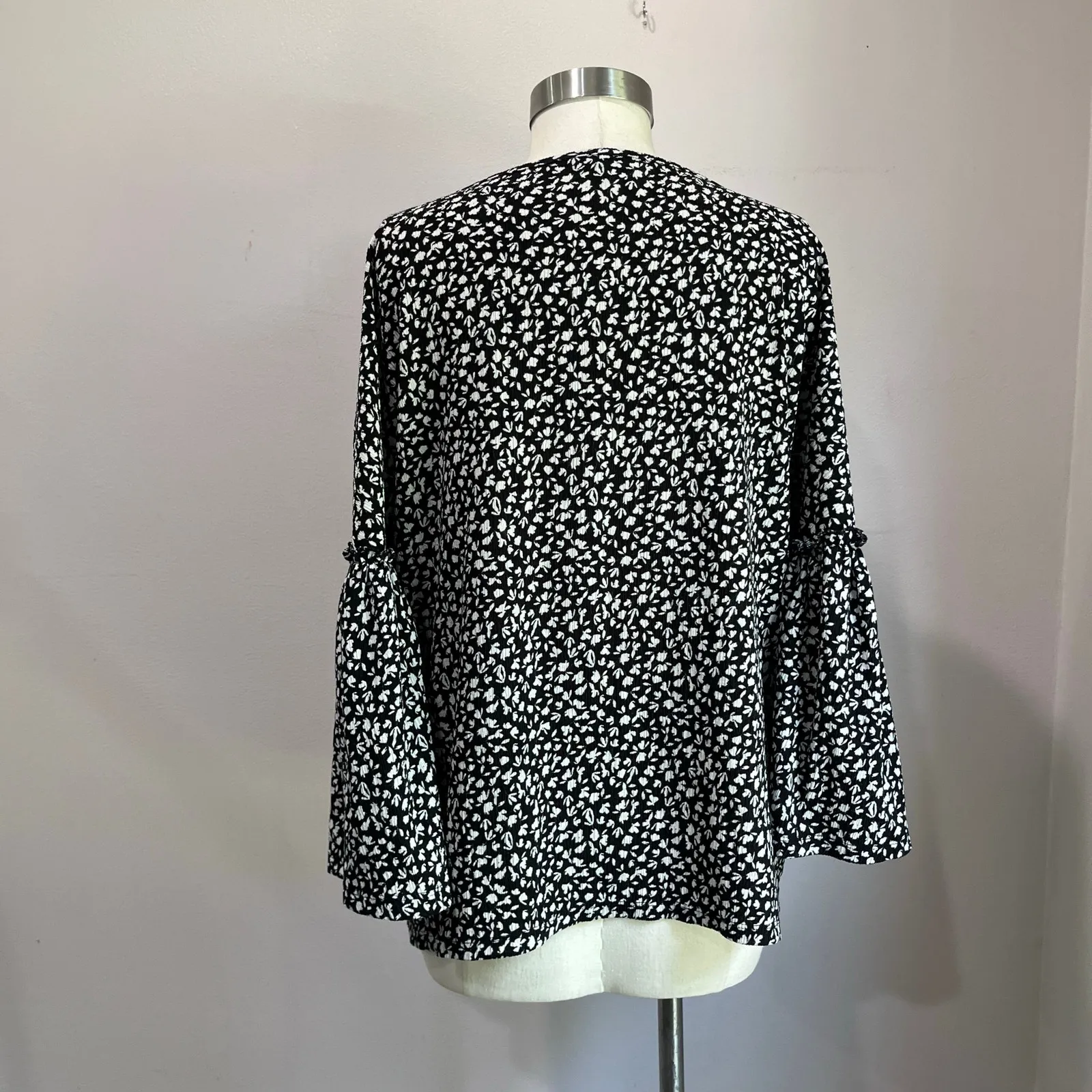 River Island White & Black Floral Flared Sleeve V Neck Blouse Size US 8 - Image 3
