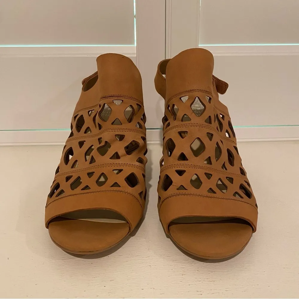 Vince Camuto Women’s Tan Heeled Sandals with Cutout Design Size 10M - Image 2