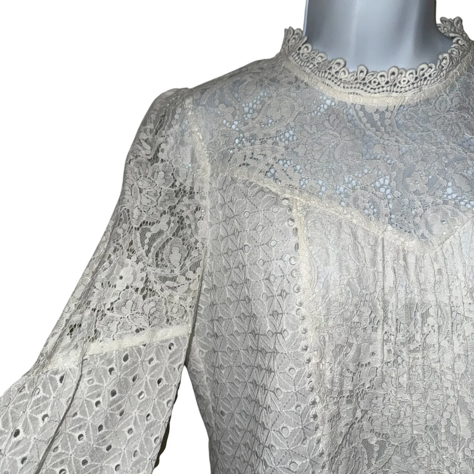 WHITE HOUSE BLACK MARKET White Mock Neck‎ L/S Eyelet Lined Blouse EUC Size 4 - Image 4