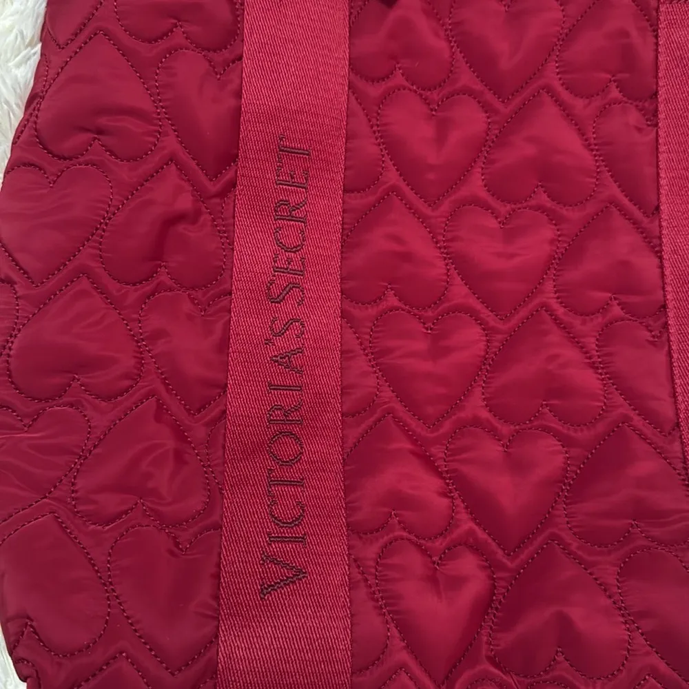 VS Quilted Puffer Tote - Image 3