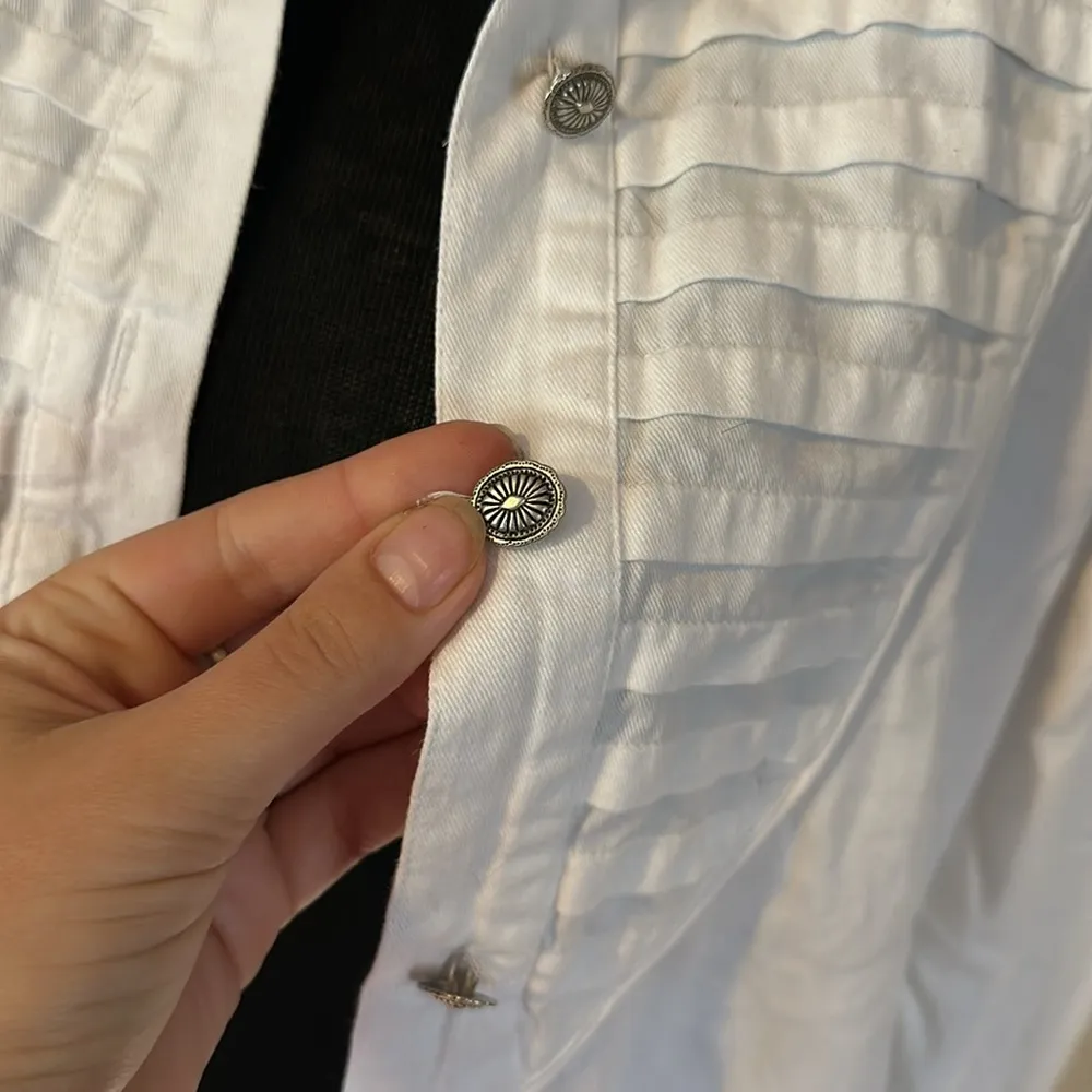 VTG WHITE WESTERN PLEATED CONCHO BUTTON DOWN SHIRT Size M - Image 4