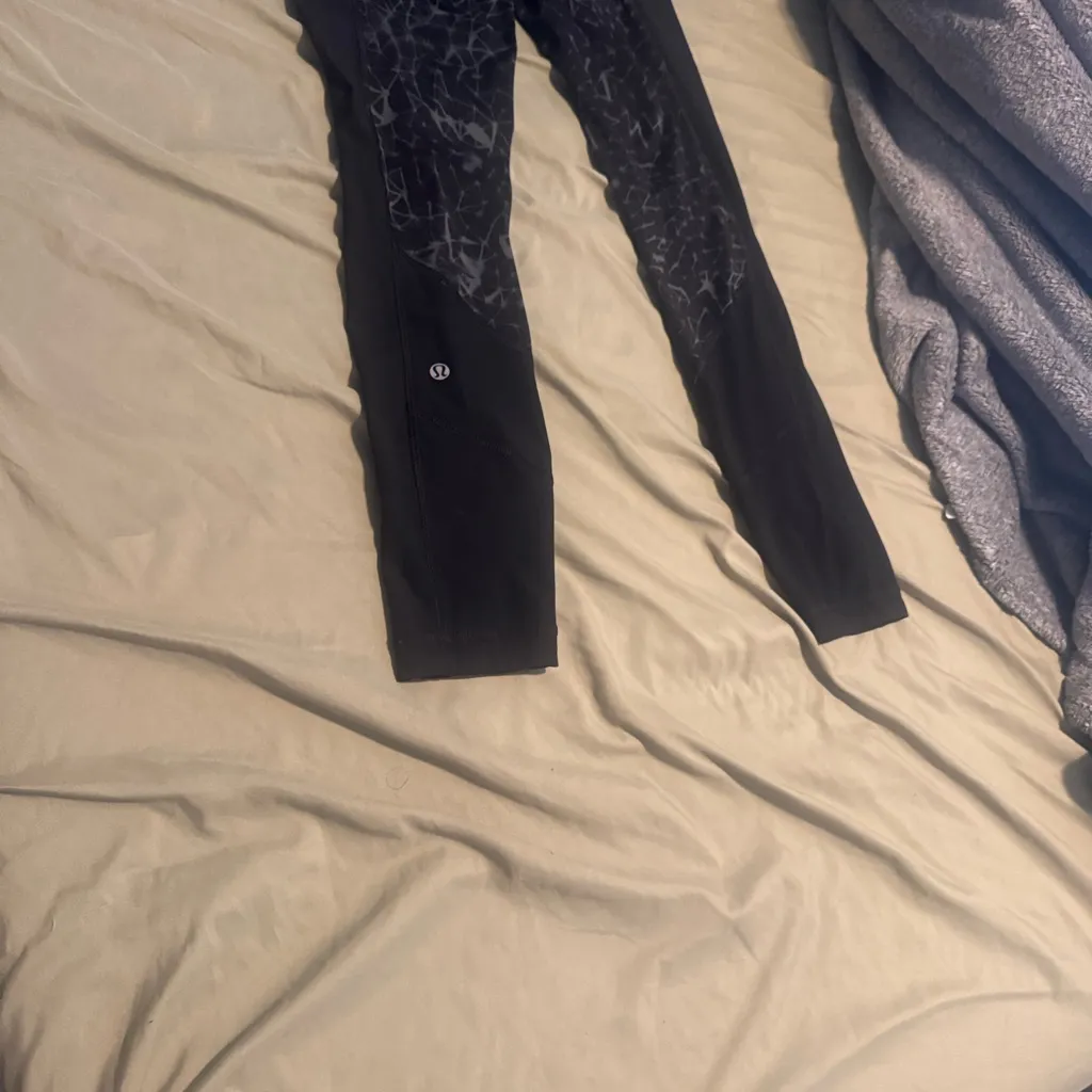 Black pattern lulu lemon leggings size six - Image 5