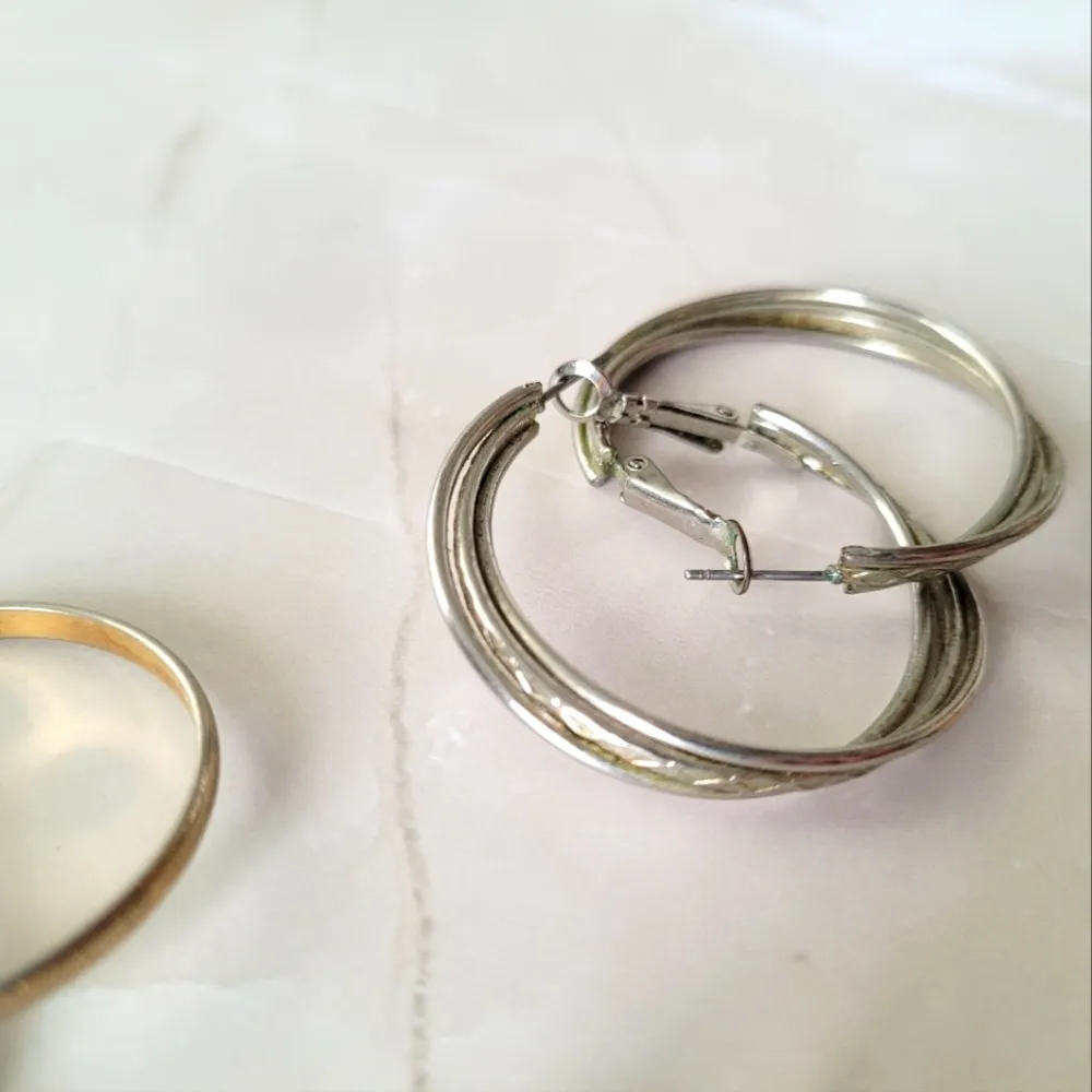 Vintage Silver Tone Hoop Earrings Set of 3 Various Sizes - Image 3