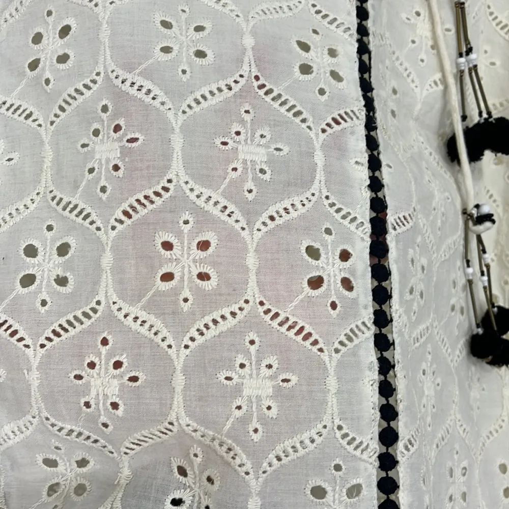 💕 Hemant & Nandita XS White and Black Eyelet Lace Tunic with Tassels - Image 9