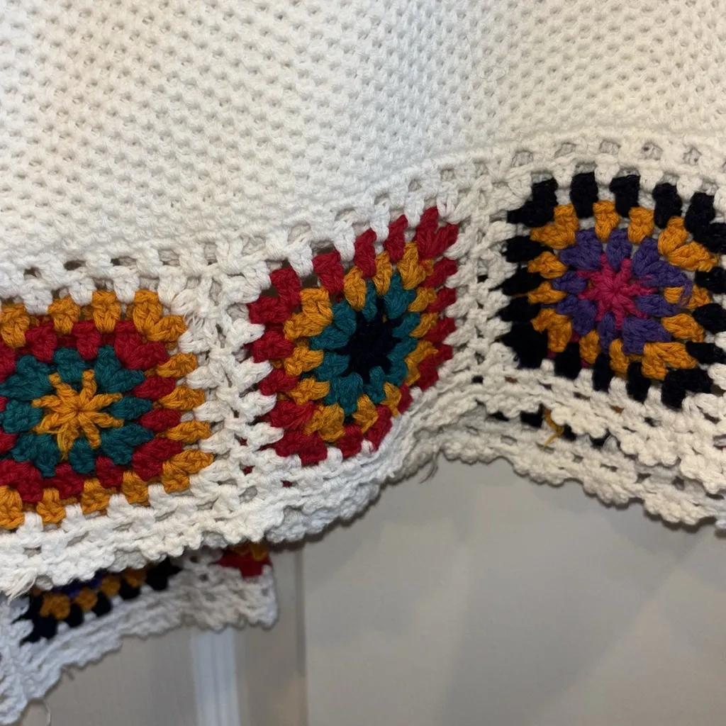 JOSEPH A. WHITE KNIT SWEATER WITH COLORFUL BLOCK SQUARES SURROUNDING BOTTOM HEM - Image 6