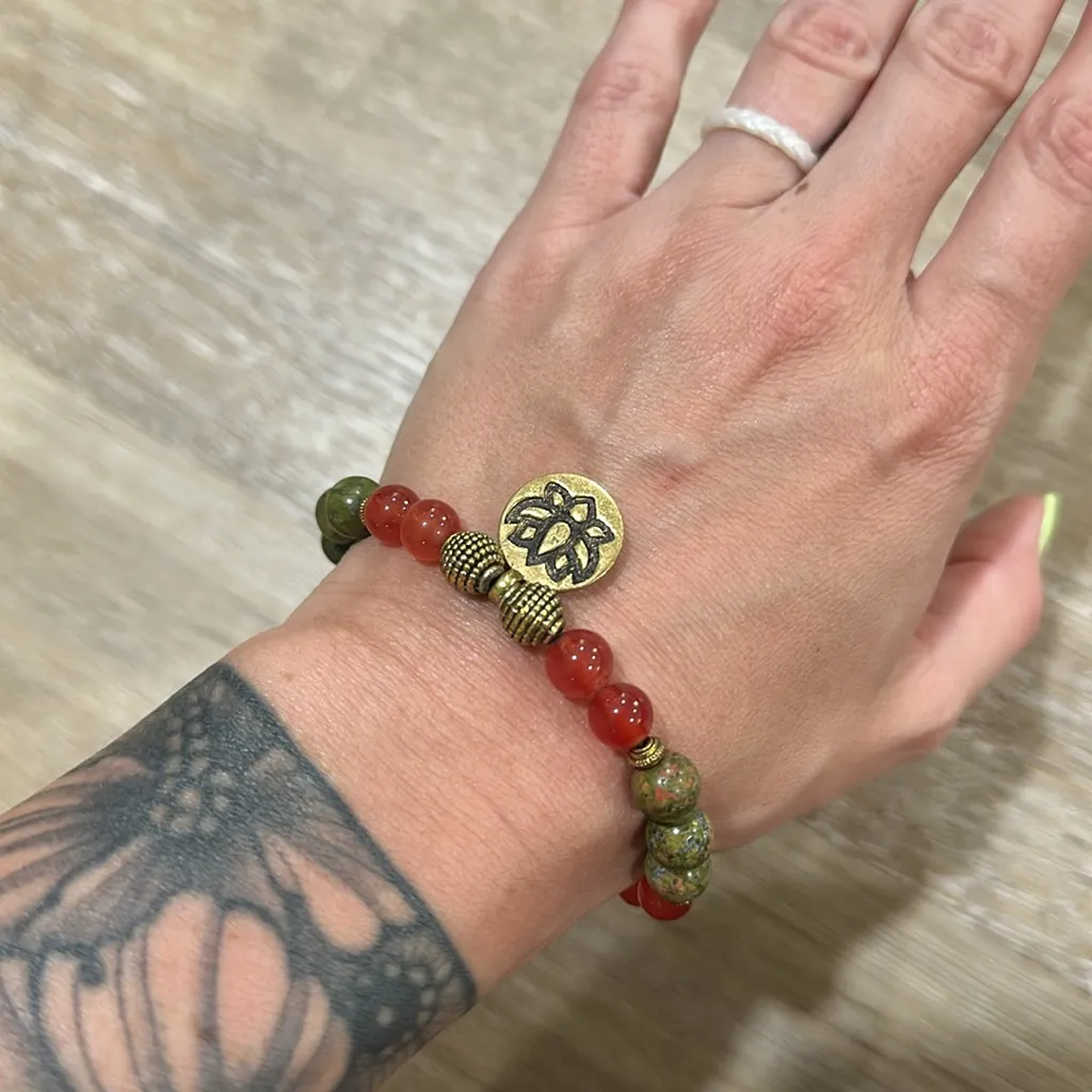 Elegant Gold green and Red Beaded Bracelet - Image 2