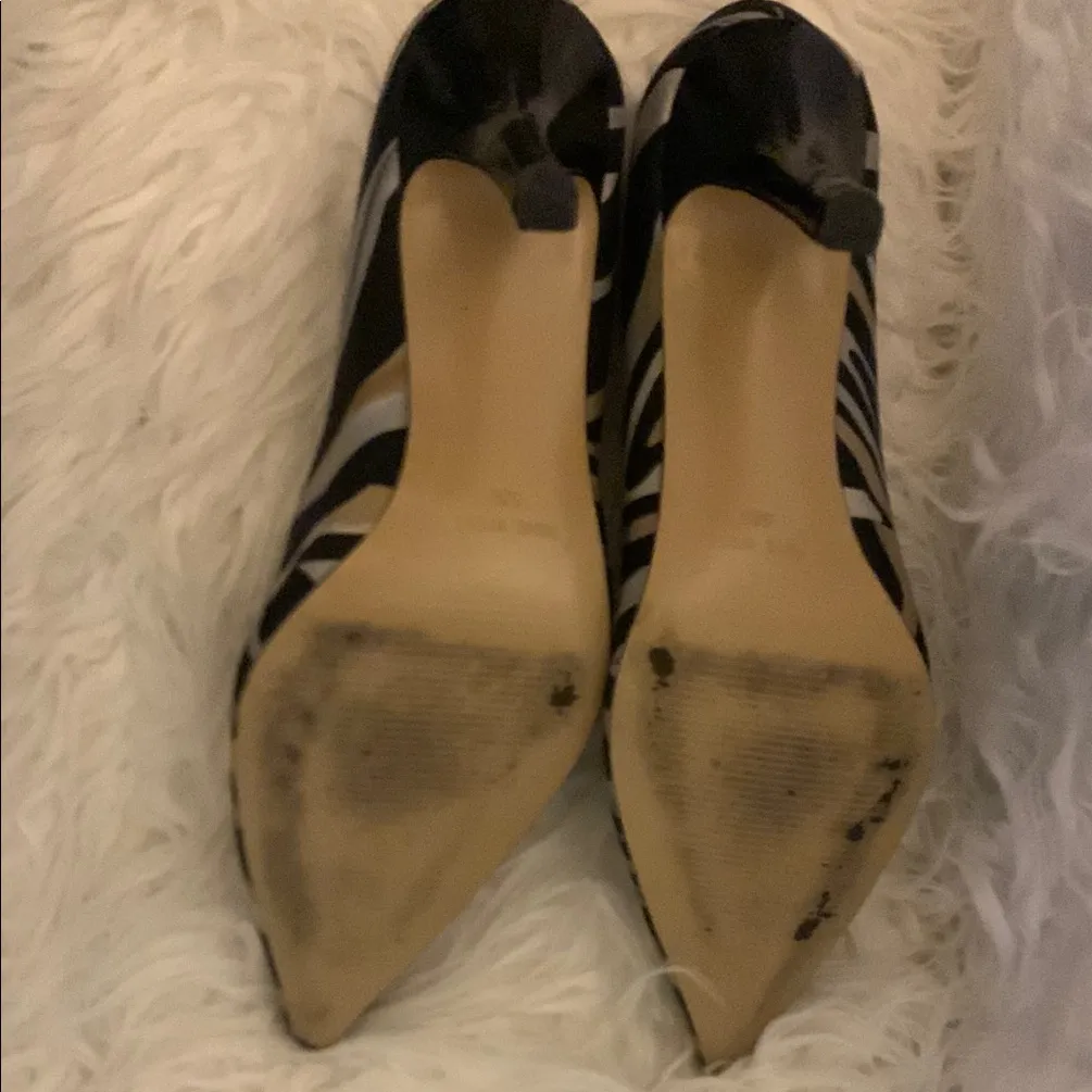 Nine West‎ Black and Gold Heels with Pointed Toe - Image 4