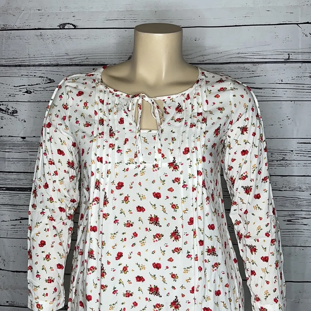 SB Suzanne Betro Size XL White & Red Floral Print Keyhole Peasant Shirt Top - Image 2