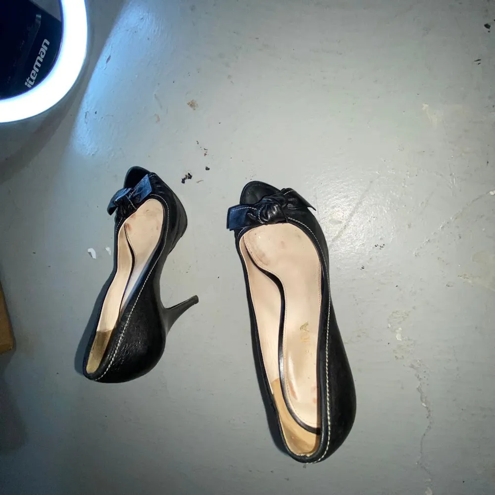 Women's Prada Black Antic Soft Bico Leather Heels W/Bow Detail - Size 35 USW 5 - Image 2