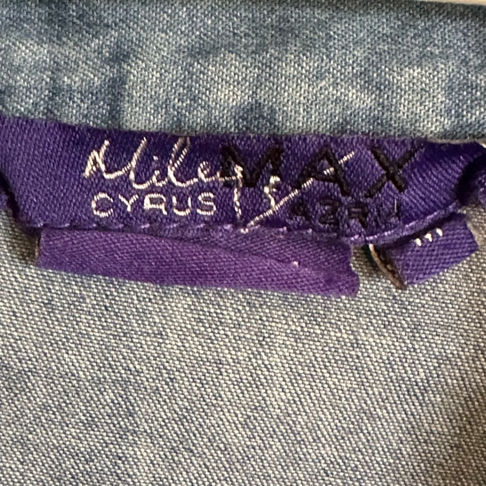 Miley Cyrus & Max Azria Pearl Snap Denim Shirt Blue Size M - Image 4