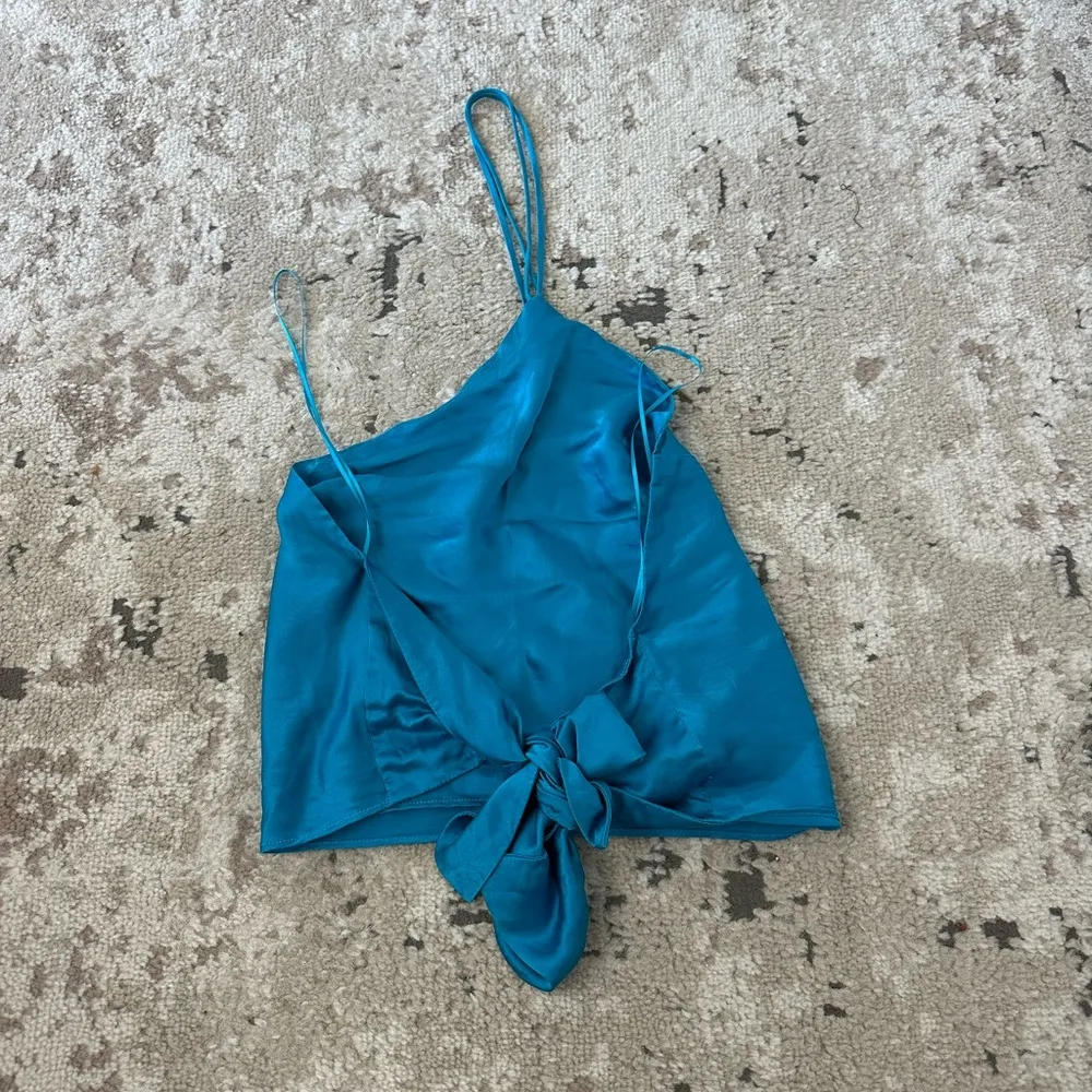 Amanda Uprichard 100% Silk Blue Crop Top Size Large - Image 4