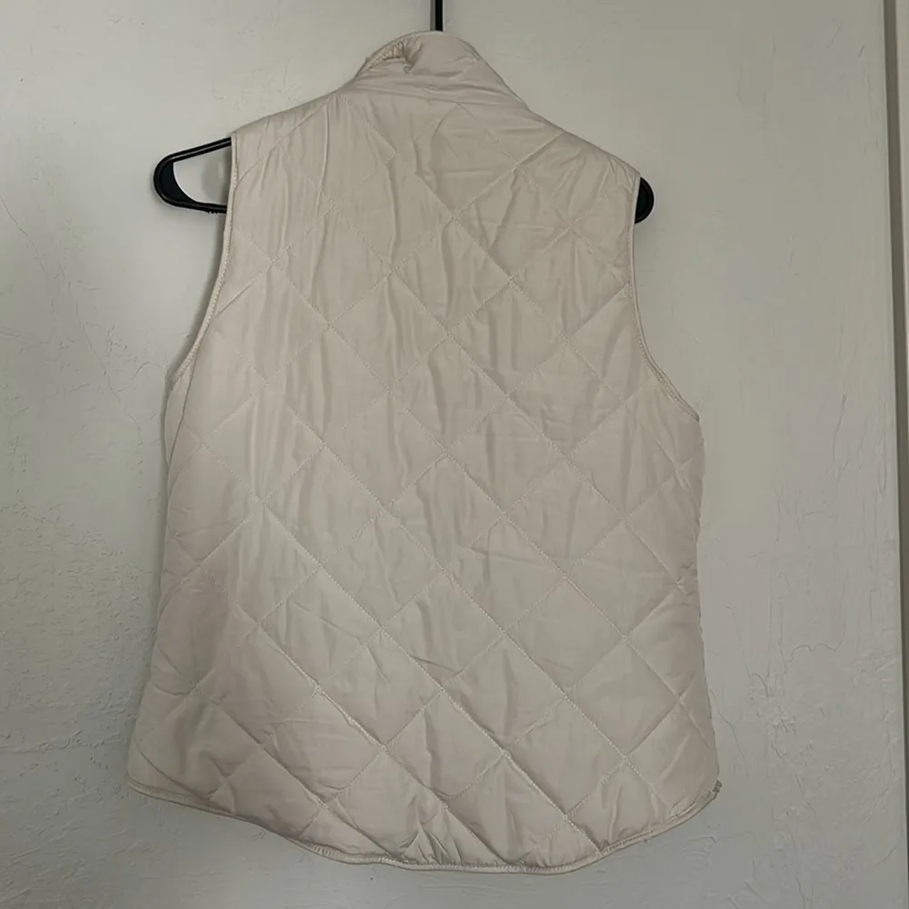 Cream Reversible Quilted Vest w/ Teddy Faux Fur Inside w/ Gold Button & Zipper - Image 4