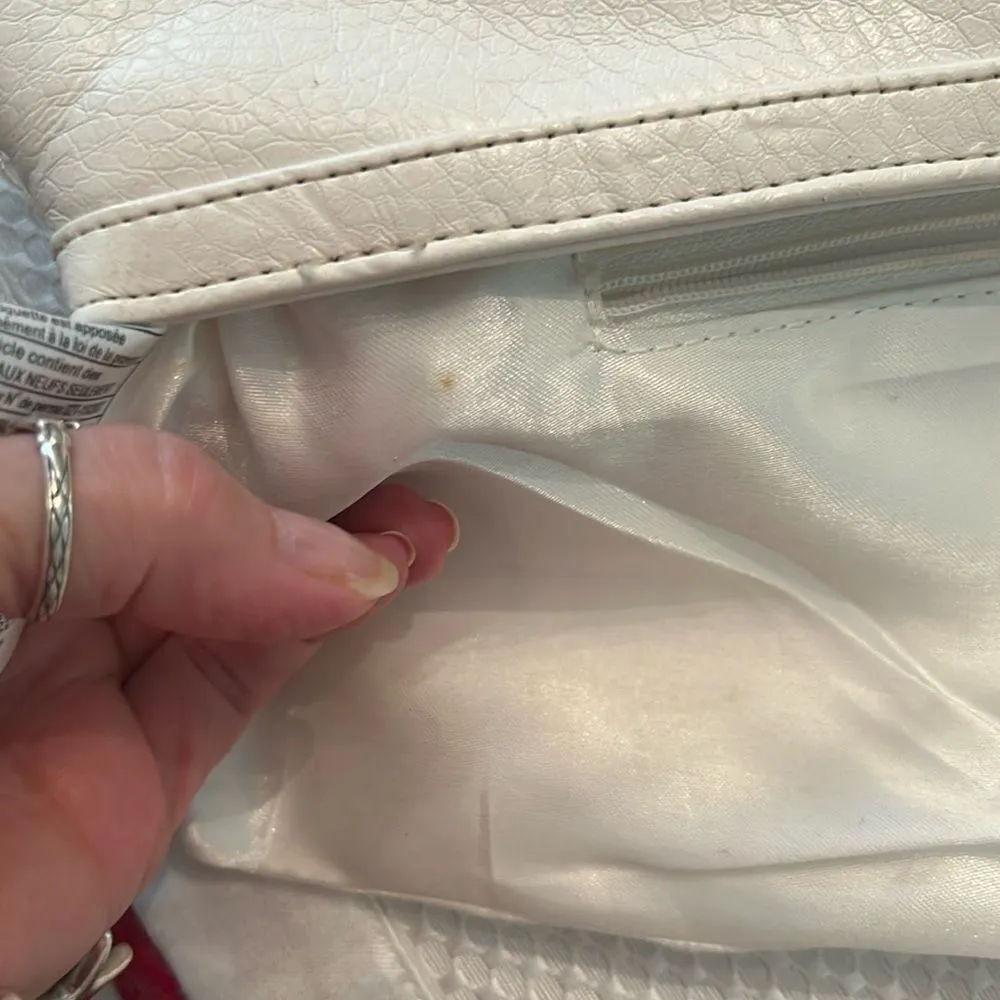 XOXO Y2K white faux leather wristlet clutch with silver heart EUC - Image 14