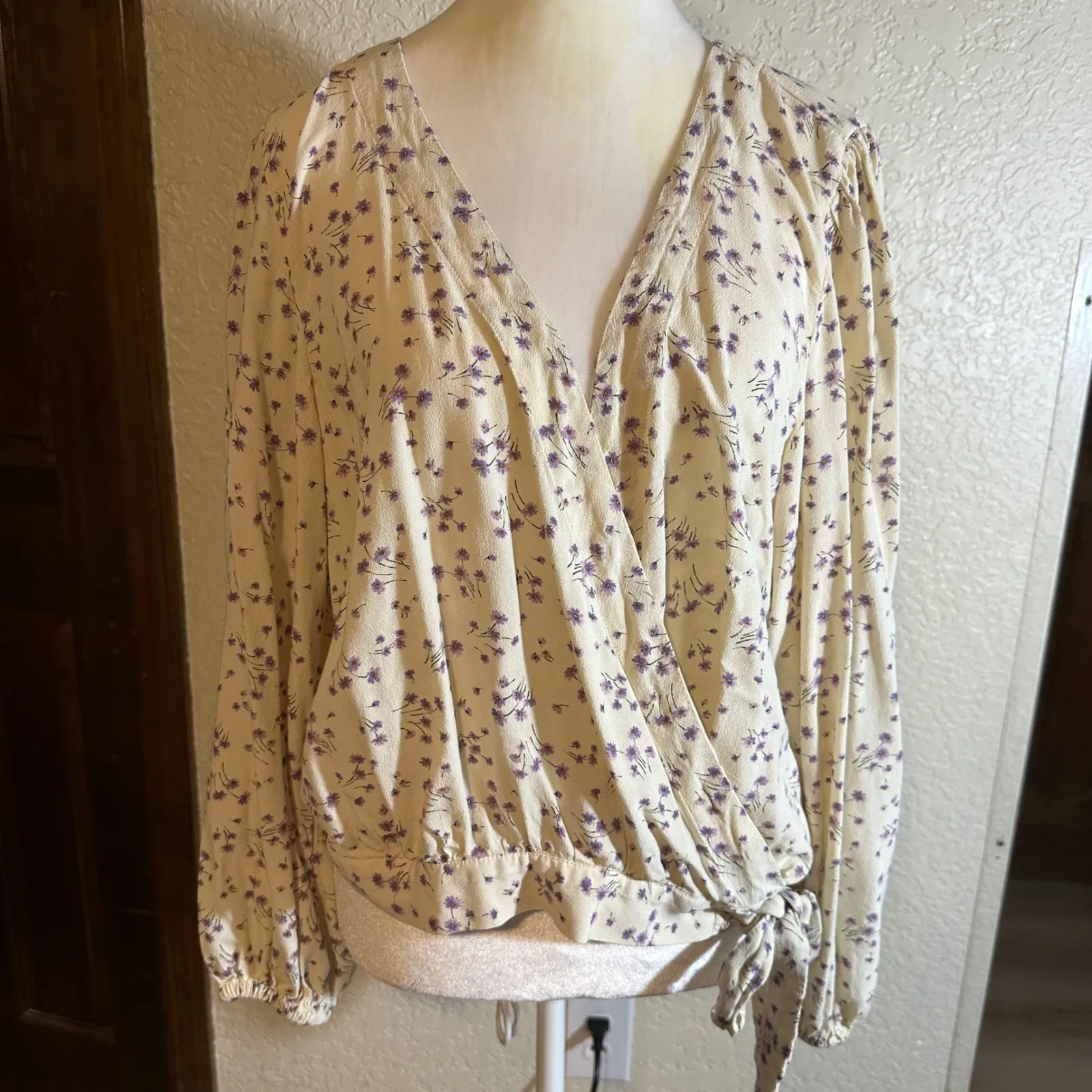 American Eagle Floral Wrap Long Sleeve Blouse Tie Waist Cream Purple X-tra Large - Image 3