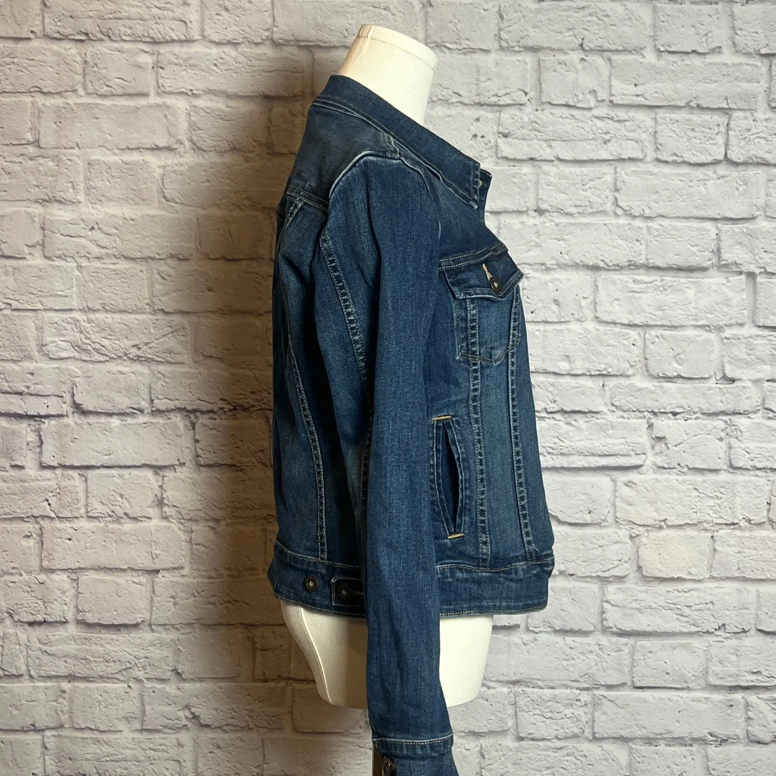 Levi's Women's Original Trucker Denim Jacket Size Small - Image 2