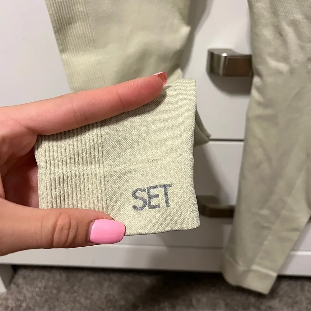 Set Active X Revolve Leggings NWOT - Image 4