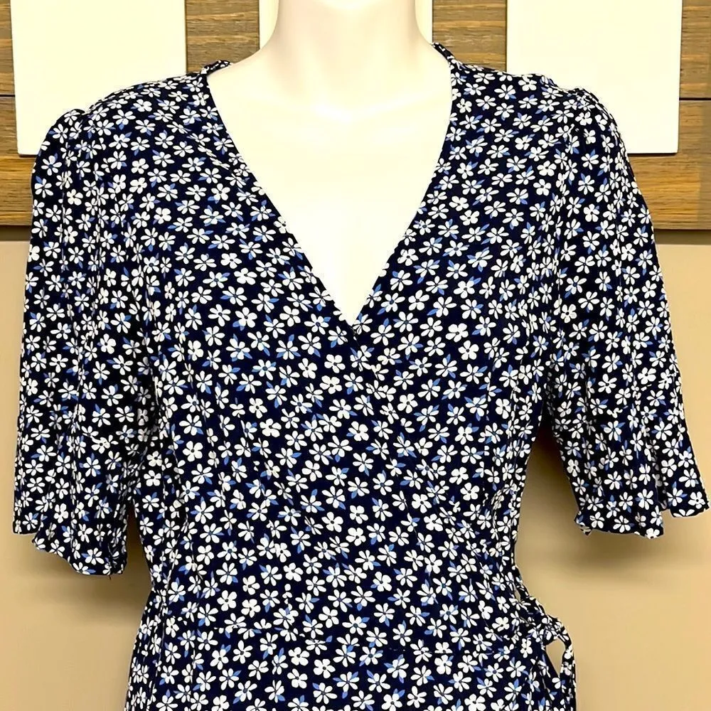 Old Navy Blue and White V-Neck Floral Wrap Dress- Small - Image 2
