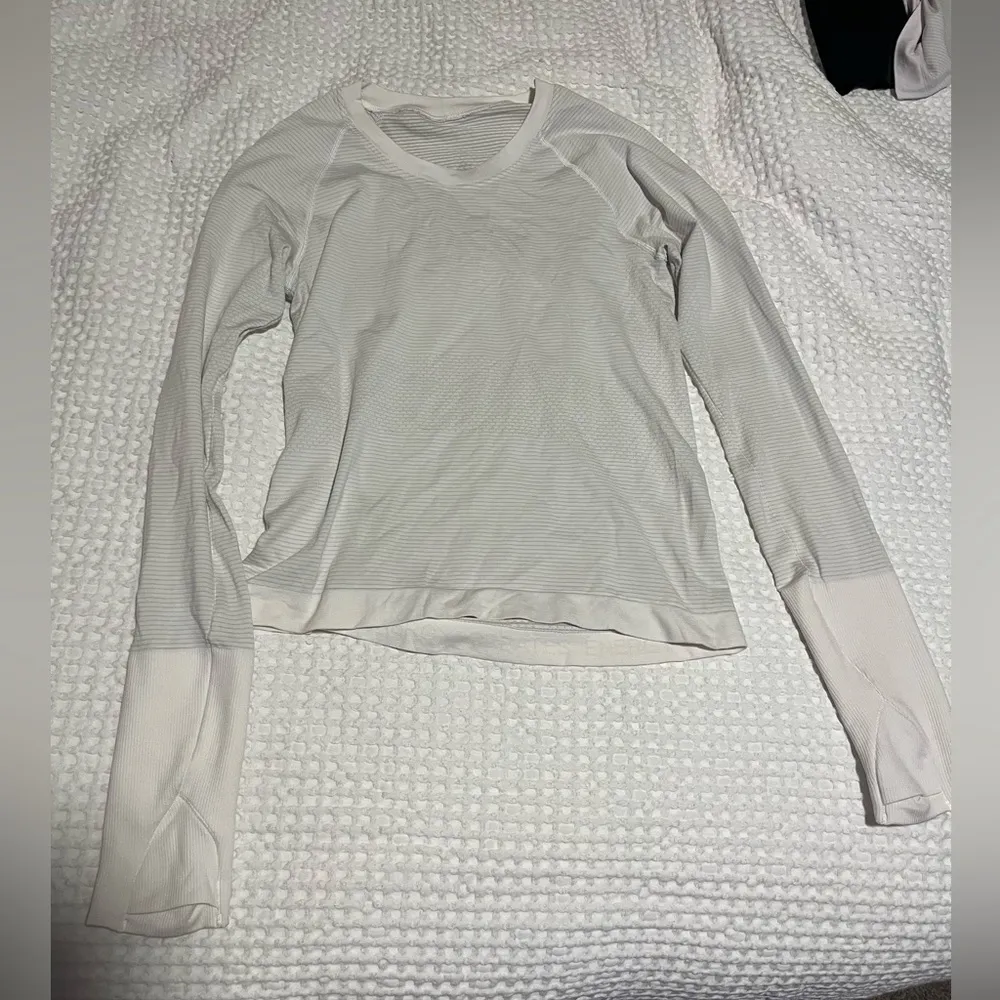 Size 6 Lulu long sleeve never worn - Image 4