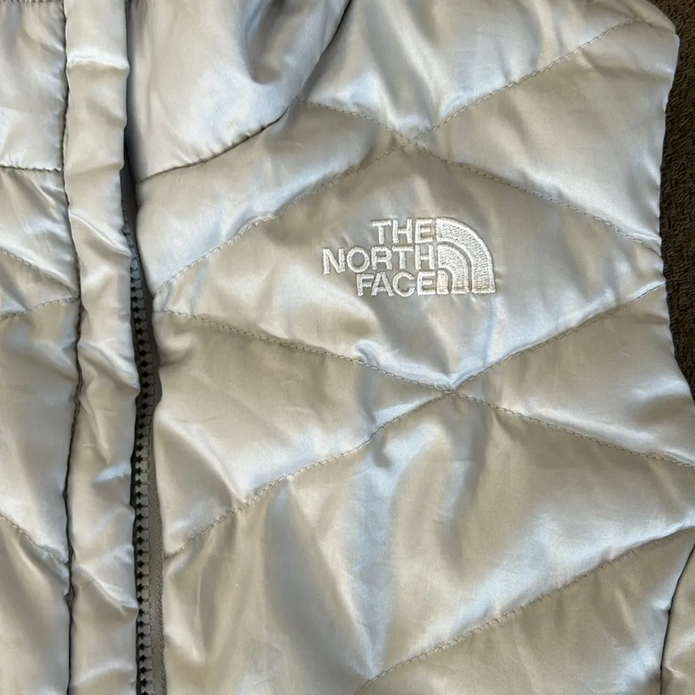 The North Face 550 Down Filled Cream/ Gray Insulated Vest - Image 3