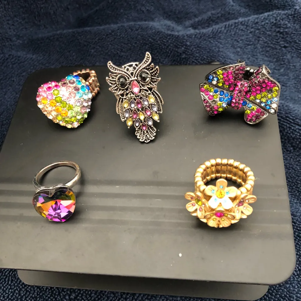 Costume jewelry. Five original rings - Image 3
