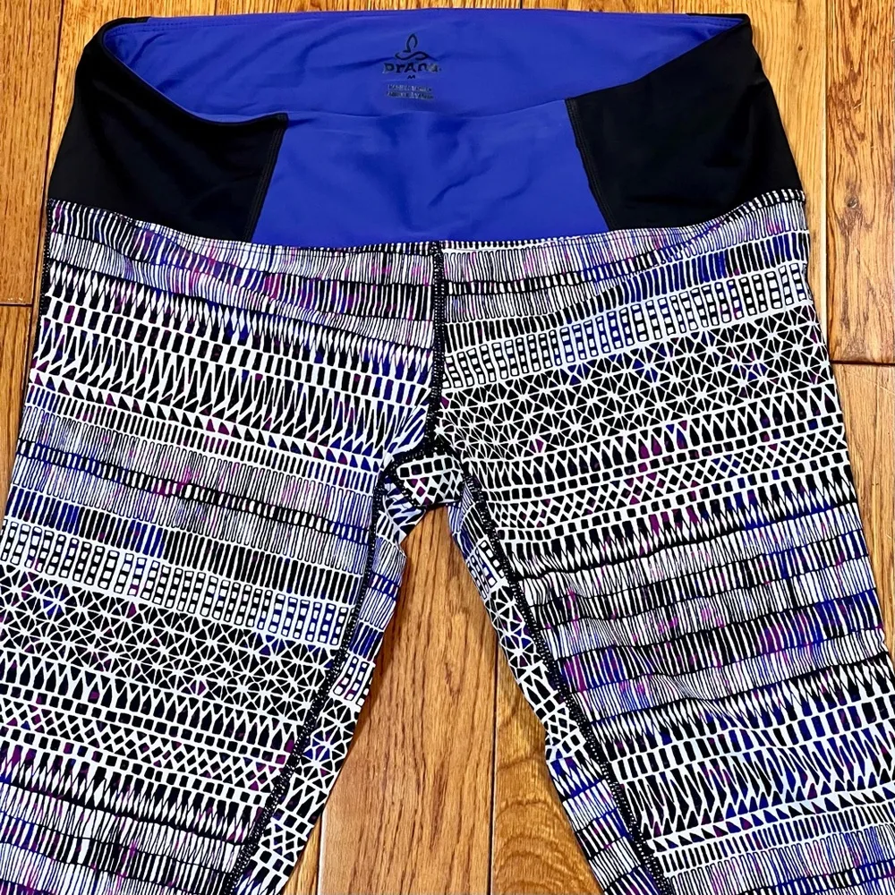 Women’s Size Medium Below the Knee Prana Leggings Funky Pattern - Image 2