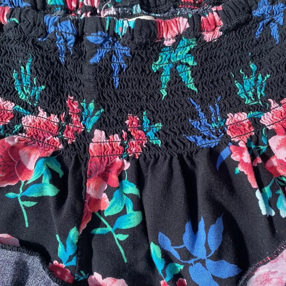 Hollister Black Floral Ruffle Trim Smocked Waist Shorts Size XS - Image 3
