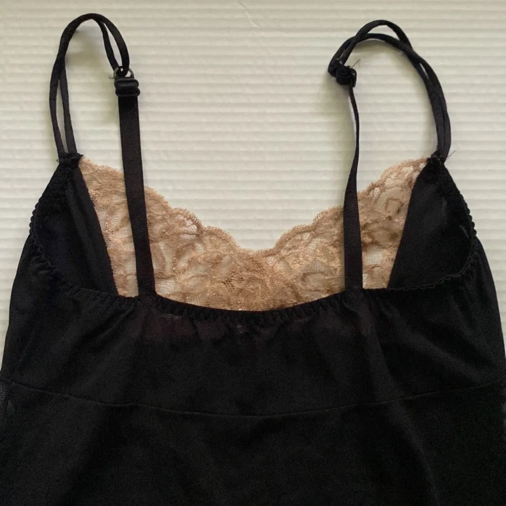 Vintage Pretty Lady black nylon lace trim short slip nightie, size medium - Image 4